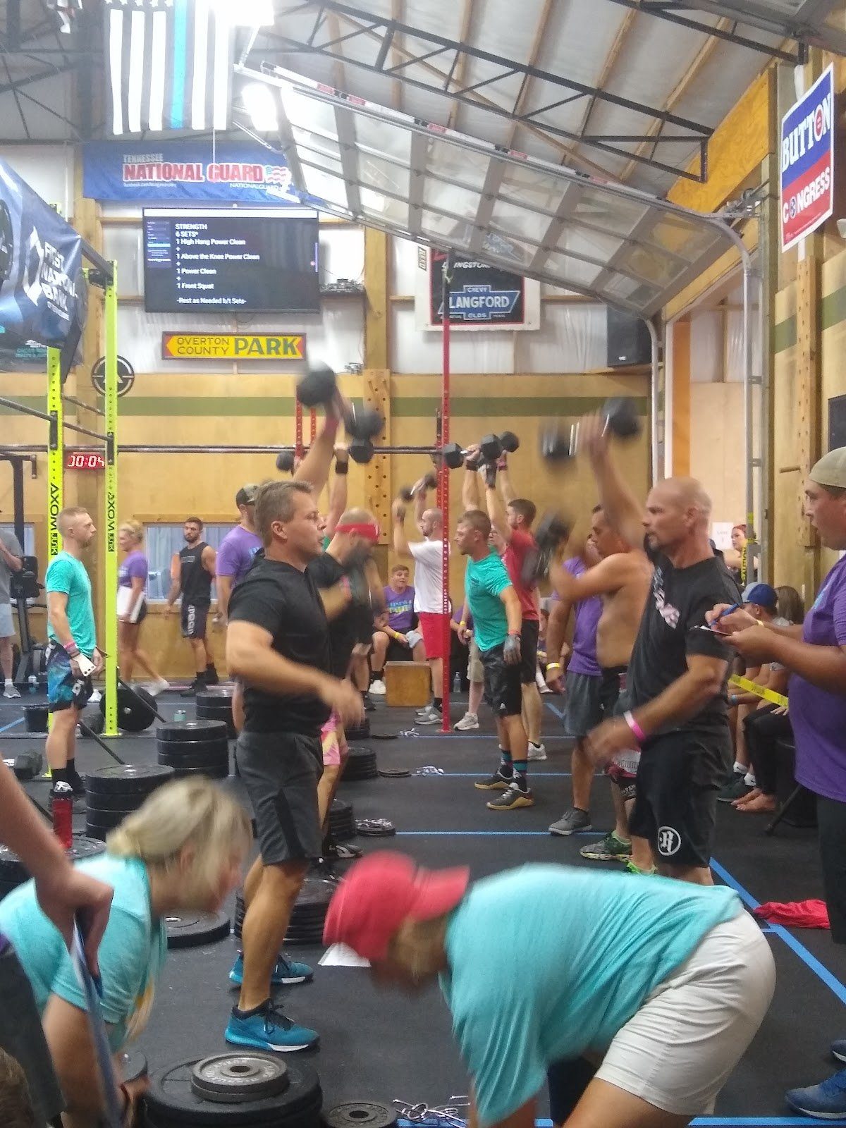 Members training together during class at Muscle Factory Group Fitness