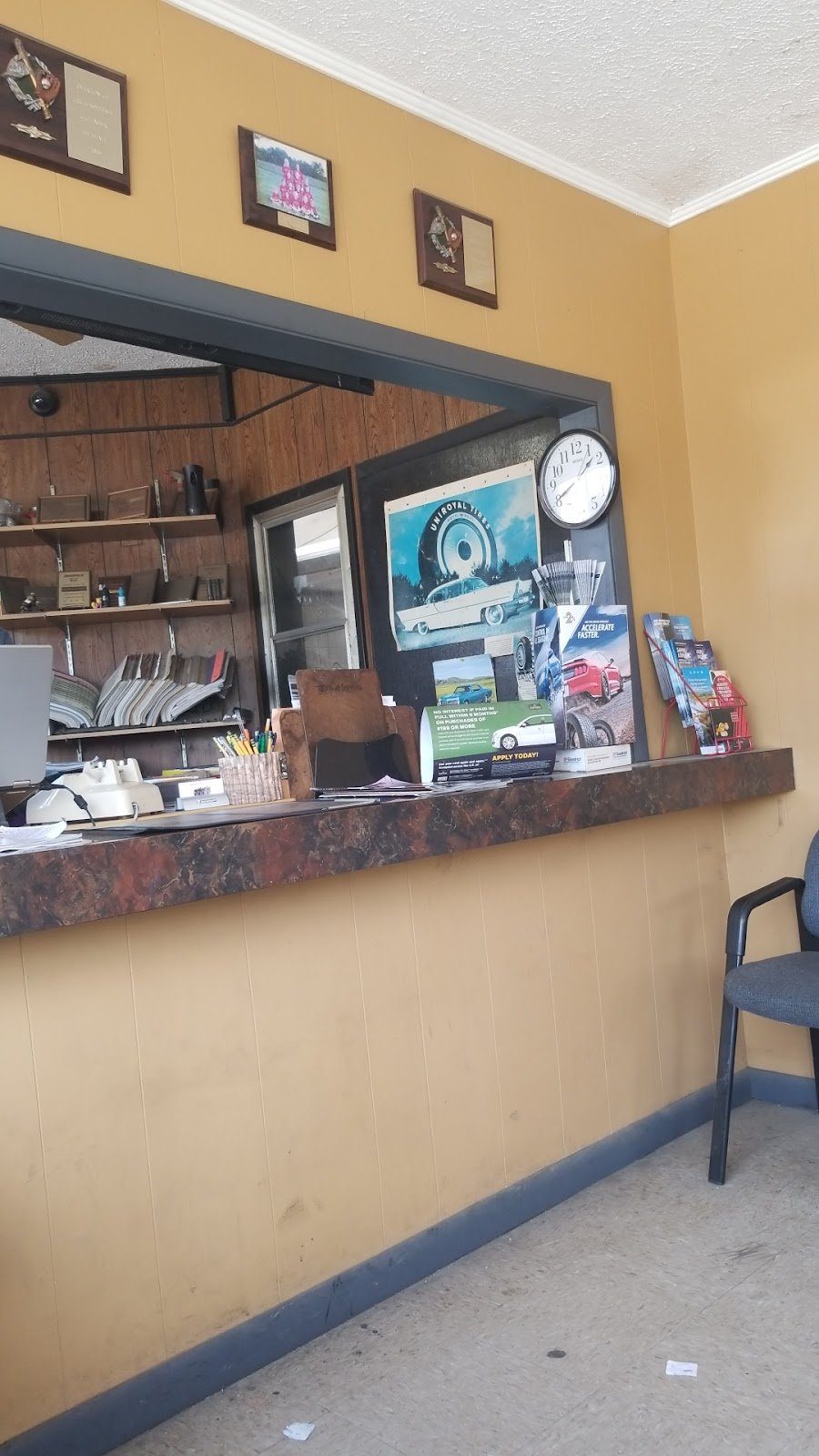 The waiting area at Waterloo Tire Service